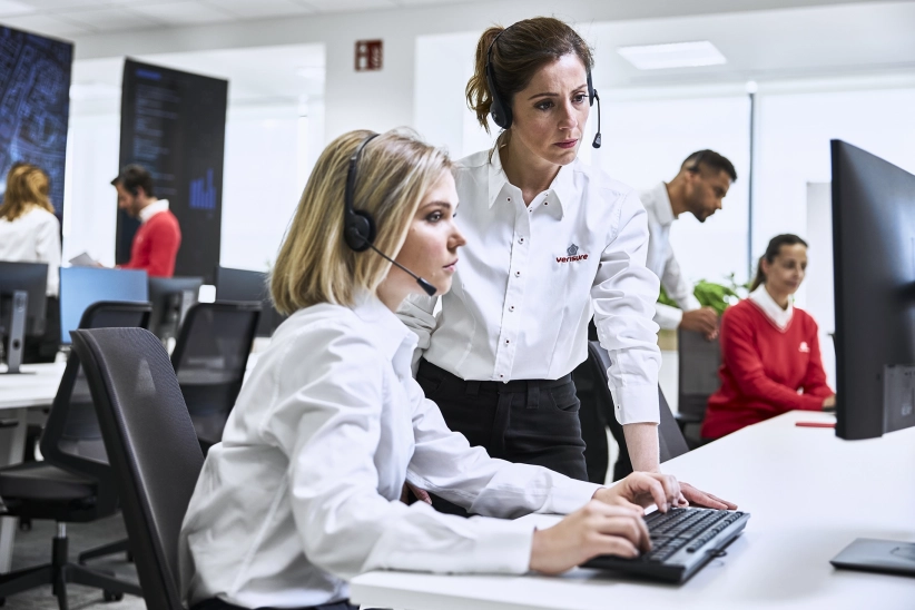 Salle de monitoring avec deux femmes